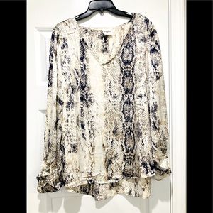 Beautiful satin-like snake print blouse 1X